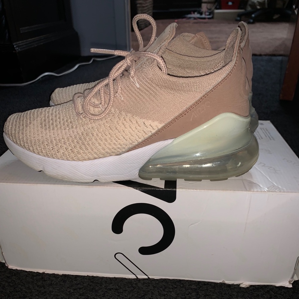 NIKE AIRMAX 270